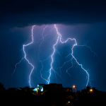 Maltempo in Italia, allerta arancione con blackout, frane e migliaia di fulmini: i video